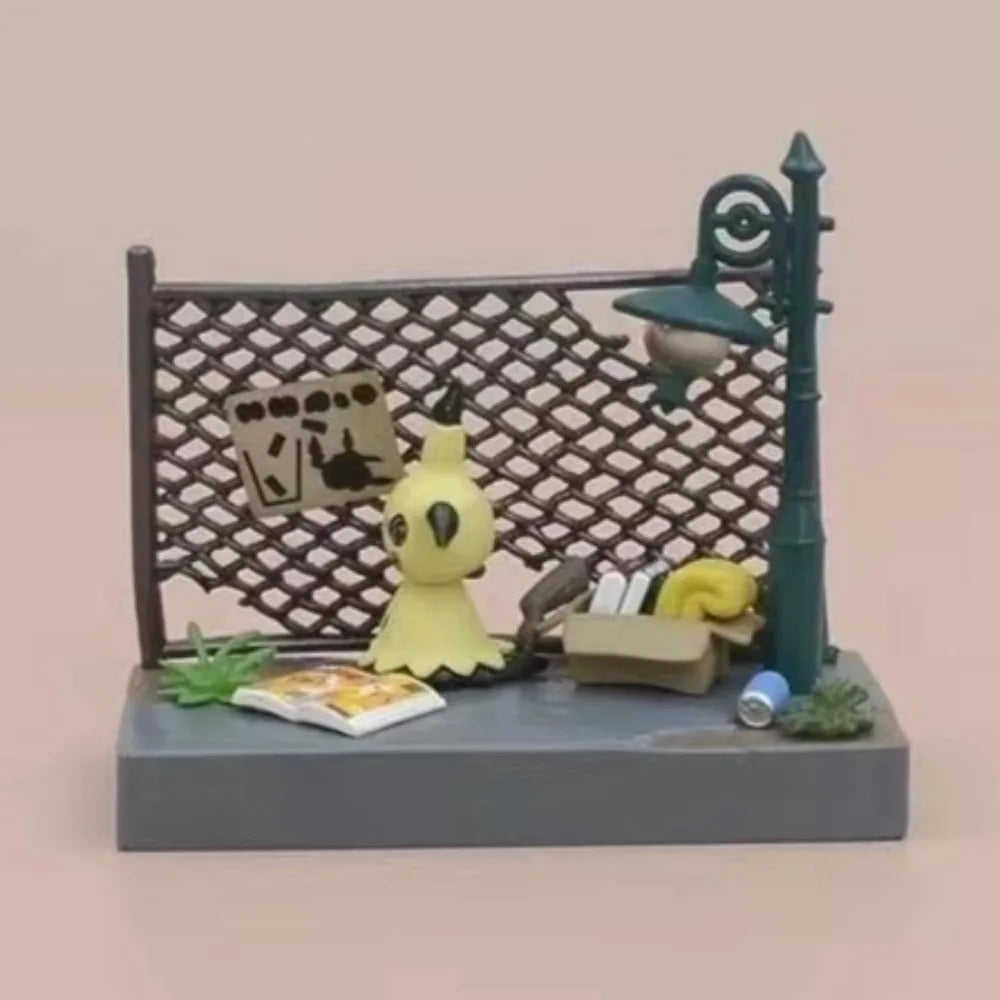 Lot de mini-figurines Pokémon variées présentées sur de petits socles thématiques d'environnement urbain et de ruelle nocturne