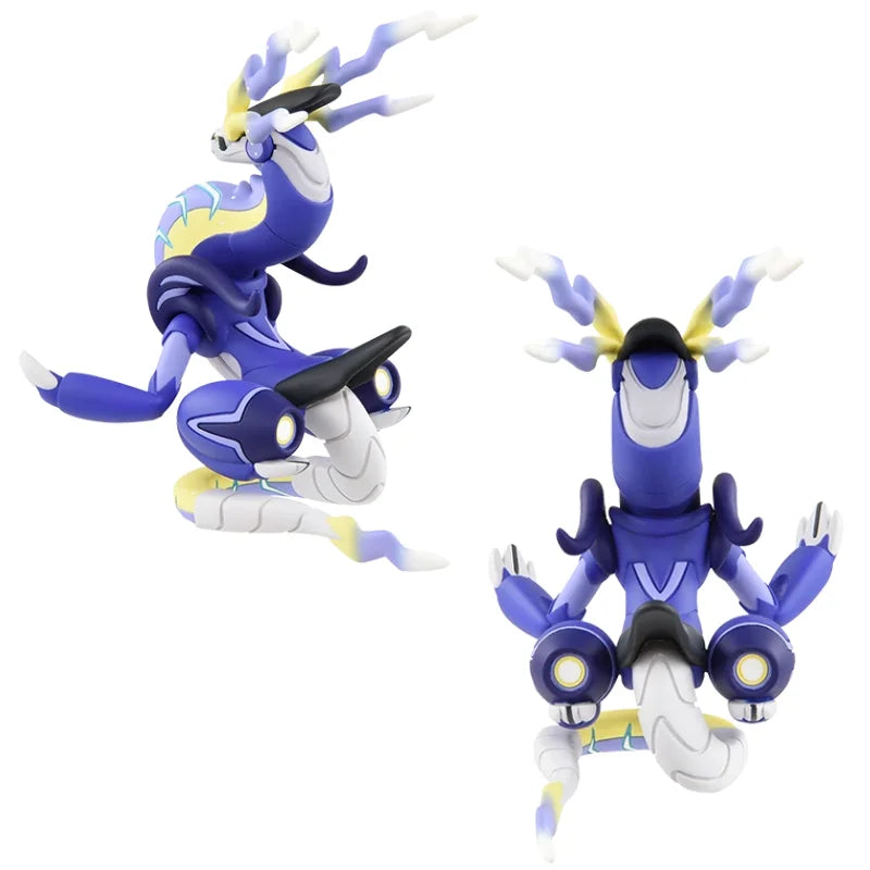 Sélection de figurines Pokémon variées incluant des Pokémon emblématiques, des formes de Teracristal et des dresseurs.