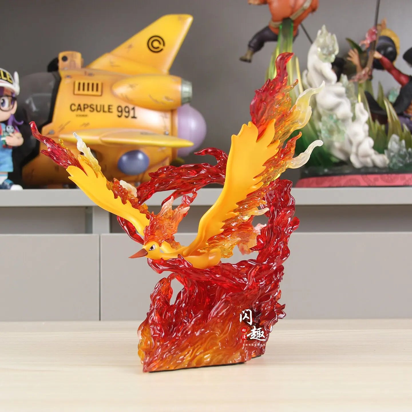 Figurine dynamique de Sulfura s'élevant sur un socle de flammes incandescentes translucides