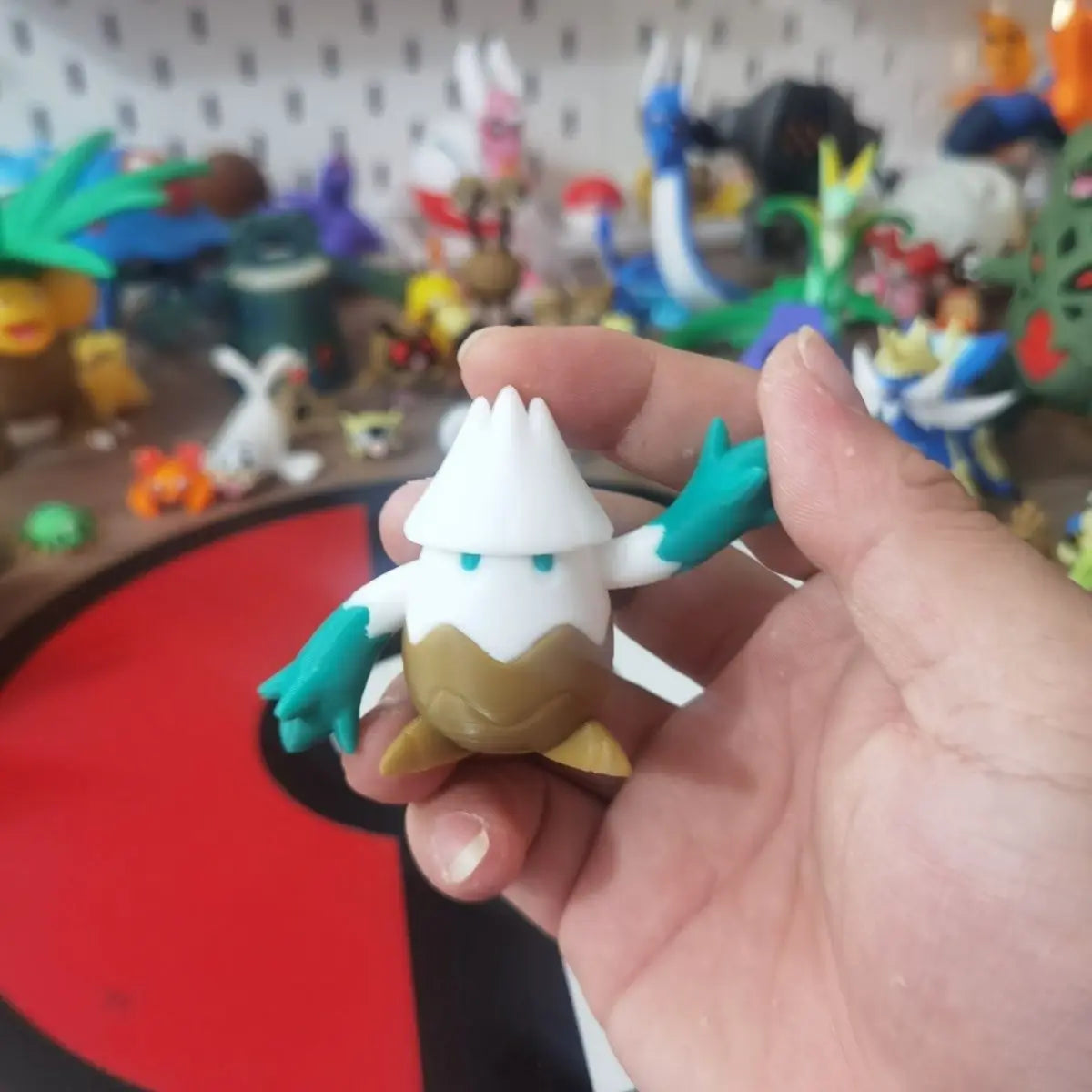 Figurines Pokémon de Blizzi, Blizzaroi et sa forme Méga-Blizzaroi.