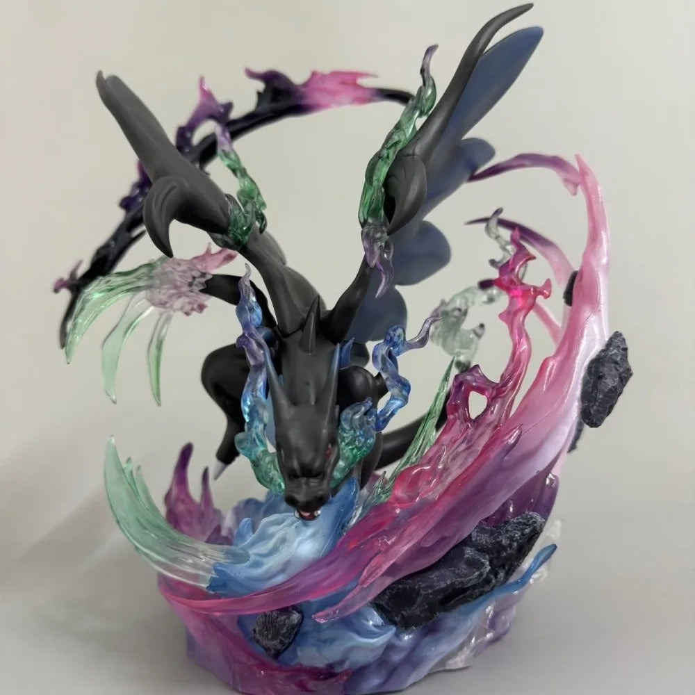 Superbe figurine de Méga-Dracaufeu X entouré de flammes bleues dévastatrices et d'effets d'énergie
