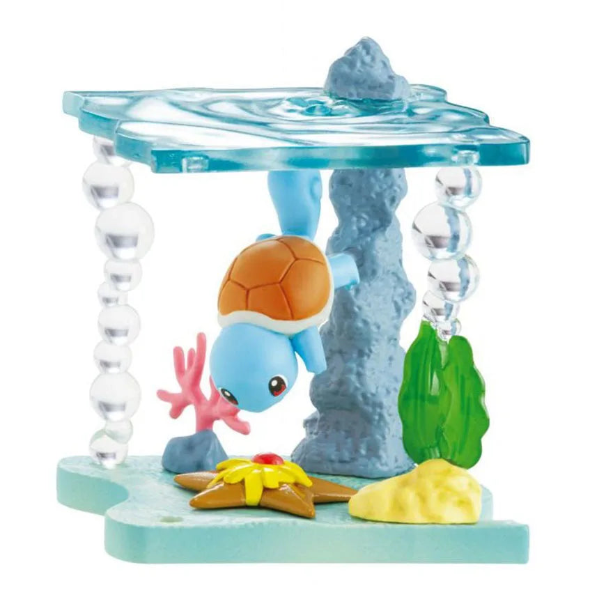 Lot de mini-figurines Pokémon variées présentées sur de petits socles thématiques d'environnement aquatique.