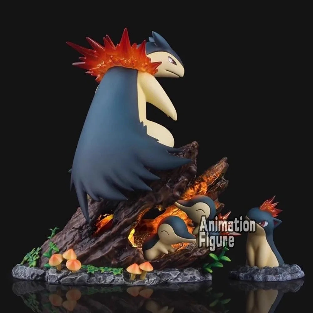 Statuette Pokémon représentant Typhlosion et Héricendre en plein combat, présentés sur un socle thématique d'environnement naturel nocturne.