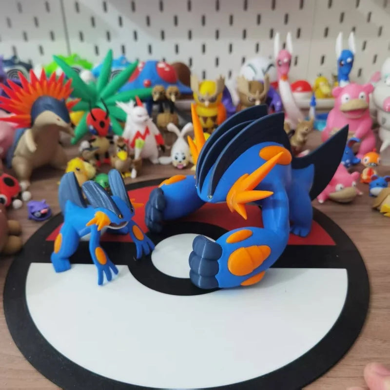 Figurine Pokémon imposante de Méga-Laggron en posture de combat dynamique
