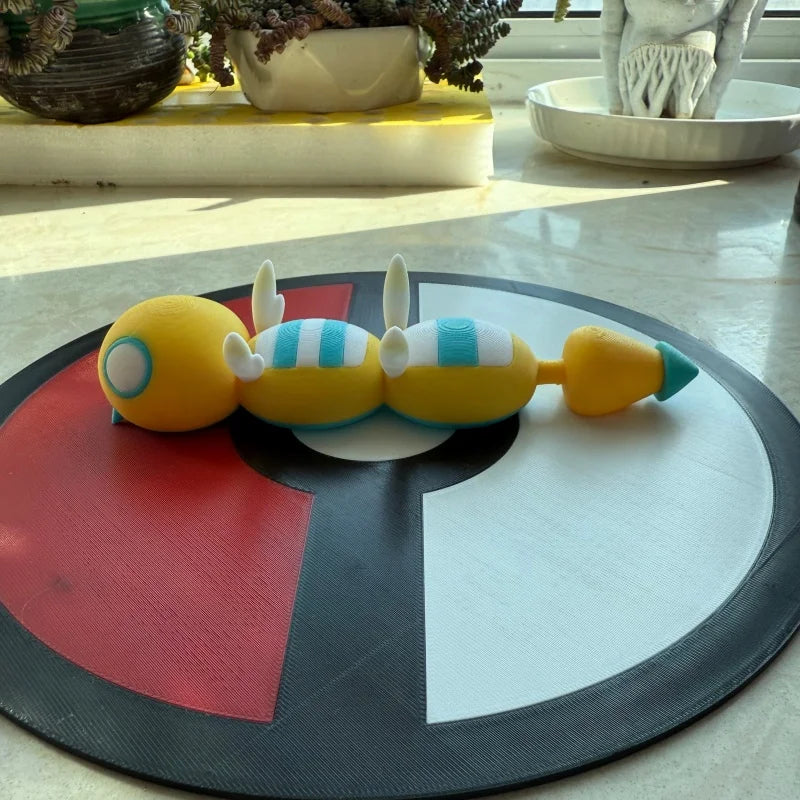 Figurines Pokémon de la ligne évolutive d'Insolourdo et sa forme évoluée Deuxdouspikes.