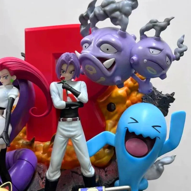 Grande statuette Pokémon représentant la Team Rocket avec Jessie, James, Miaouss et leurs Pokémon emblématiques sur un socle thématique détaillé