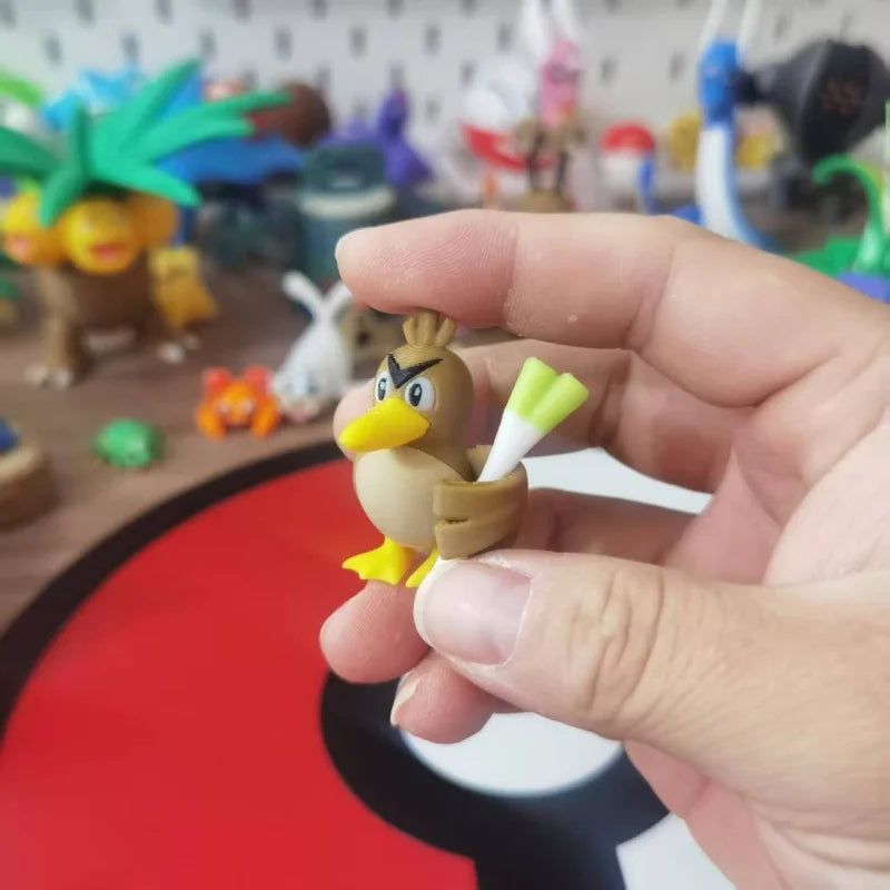 Figurines Pokémon de Canarticho et de son évolution Palarticho avec leur poireau.
