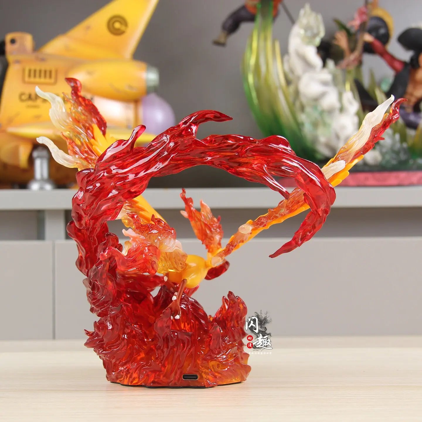 Figurine dynamique de Sulfura s'élevant sur un socle de flammes incandescentes translucides