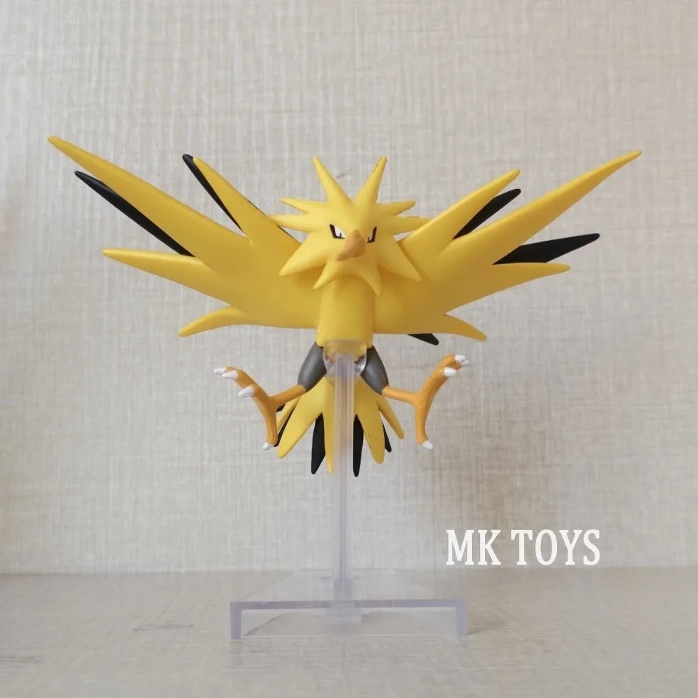 Figurines détaillées des trois oiseaux légendaires originaux de Kanto : Artikodin, Électhor et Sulfura.