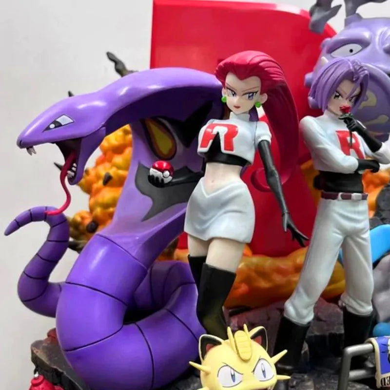 Grande statuette Pokémon représentant la Team Rocket avec Jessie, James, Miaouss et leurs Pokémon emblématiques sur un socle thématique détaillé
