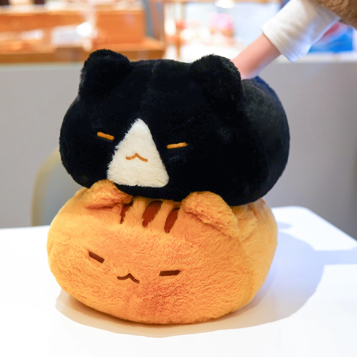 Peluche Chat Roux Moelleux Allongé – Coussin Matou Rayé Doux pour Câlin