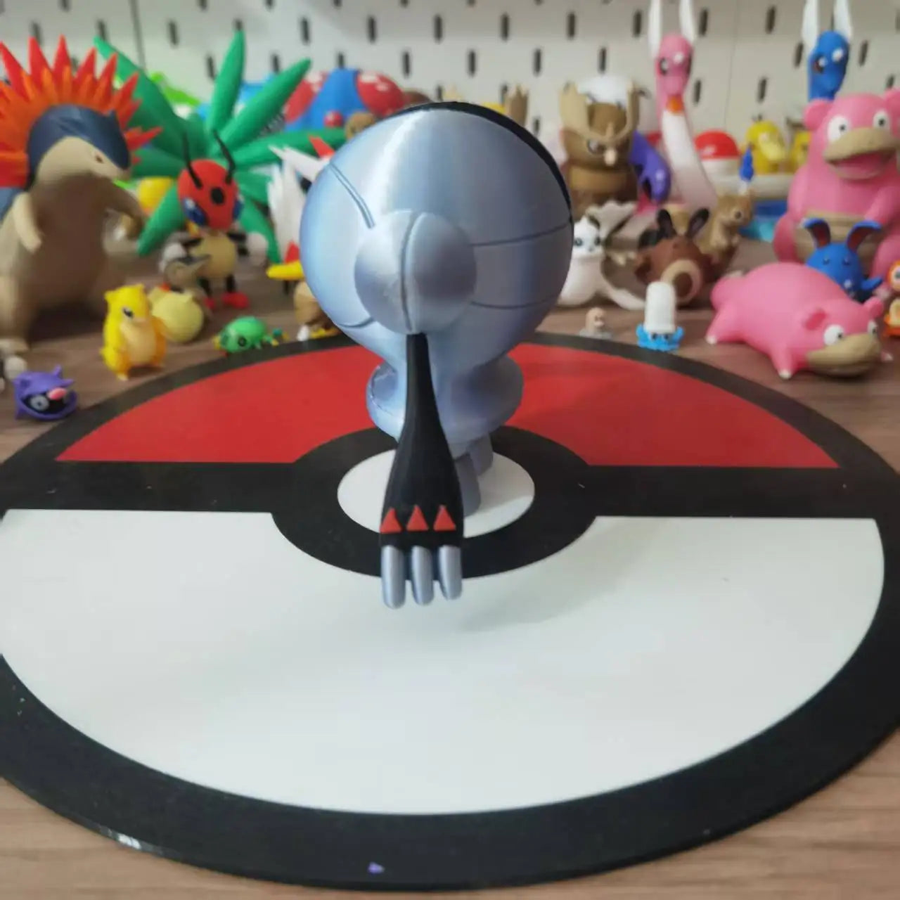 Figurine Pokémon de Regigigas, le colosse légendaire maître des Golems.