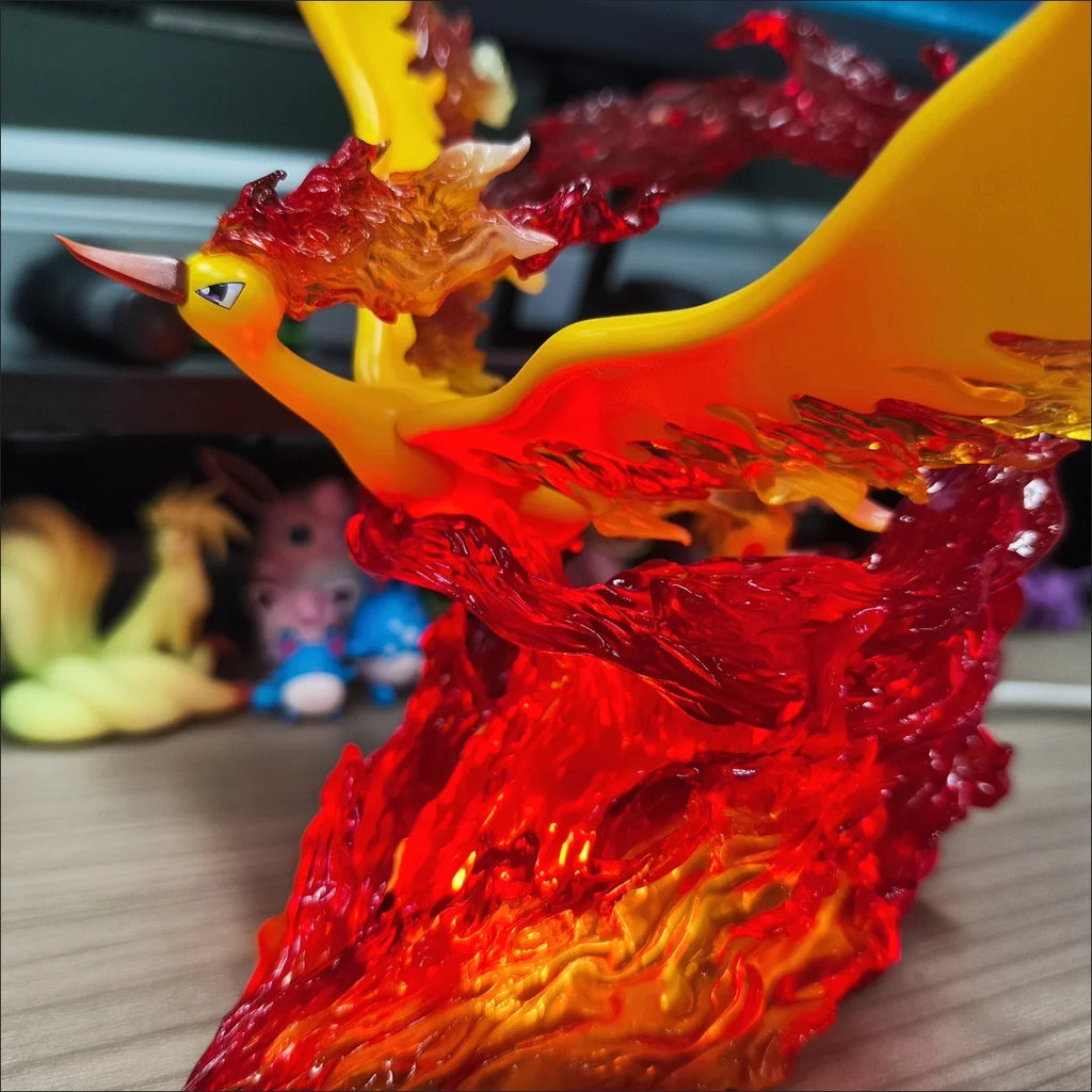 Figurine dynamique de Sulfura s'élevant sur un socle de flammes incandescentes translucides