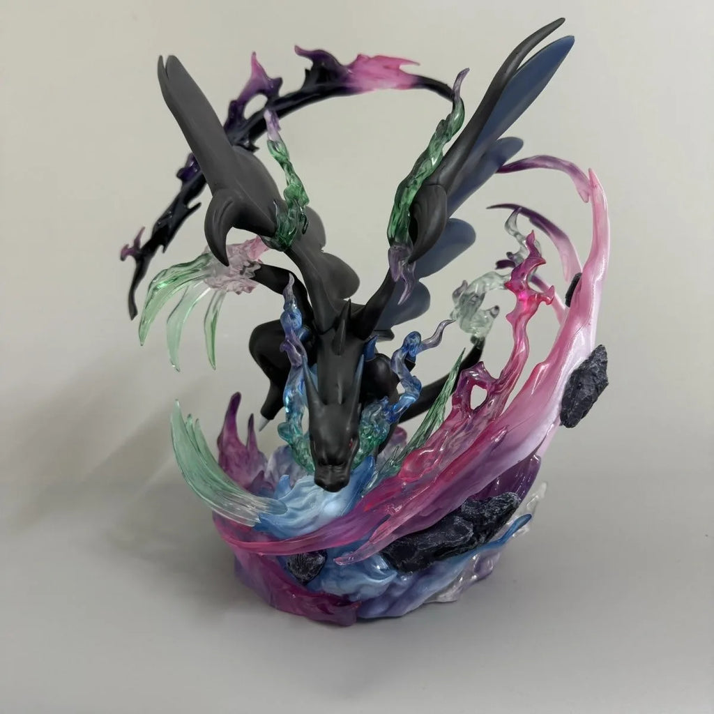 Superbe figurine de Méga-Dracaufeu X entouré de flammes bleues dévastatrices et d'effets d'énergie