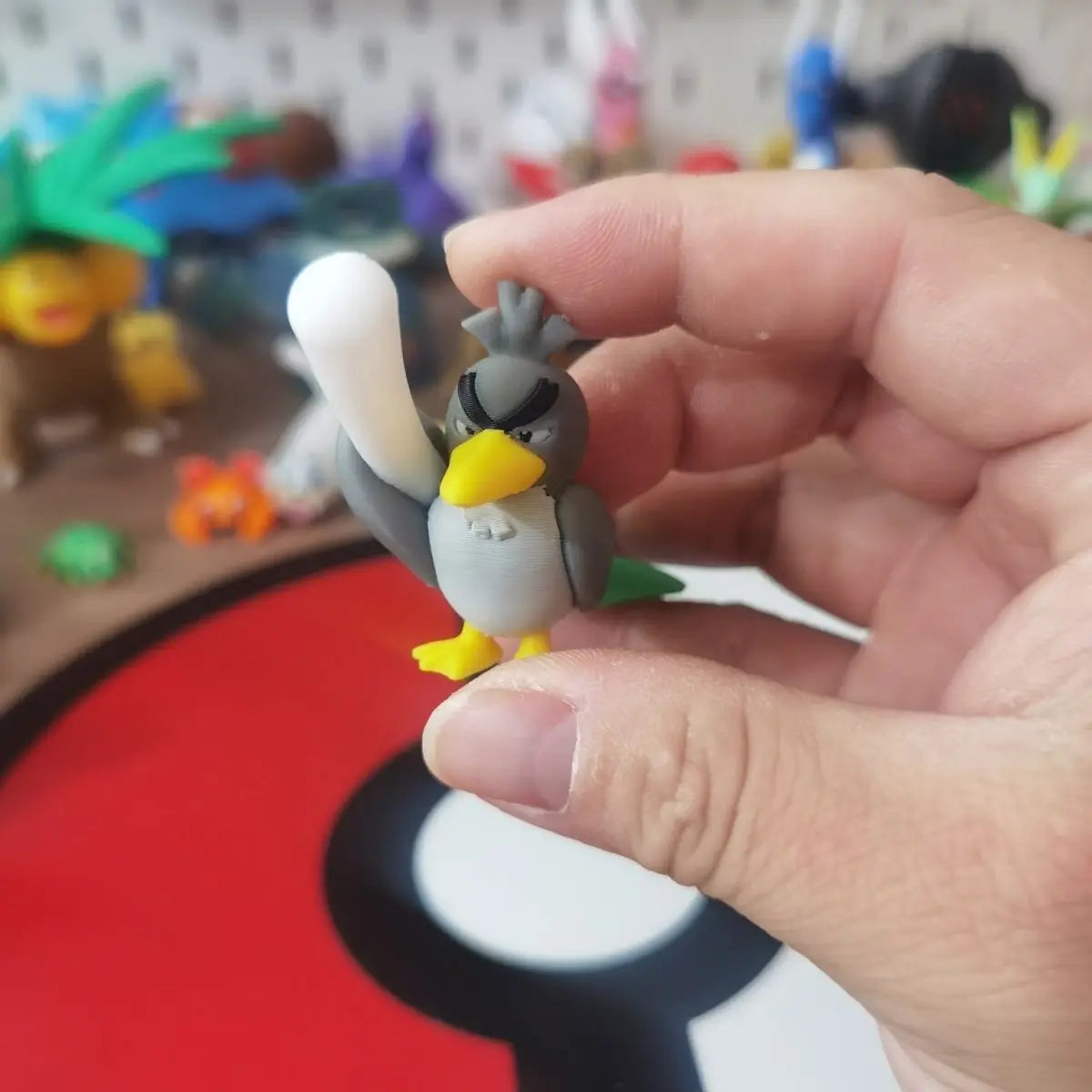 Figurines Pokémon de Canarticho et de son évolution Palarticho avec leur poireau.