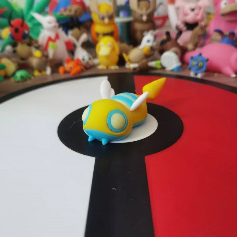 Figurines Pokémon de la ligne évolutive d'Insolourdo et sa forme évoluée Deuxdouspikes.