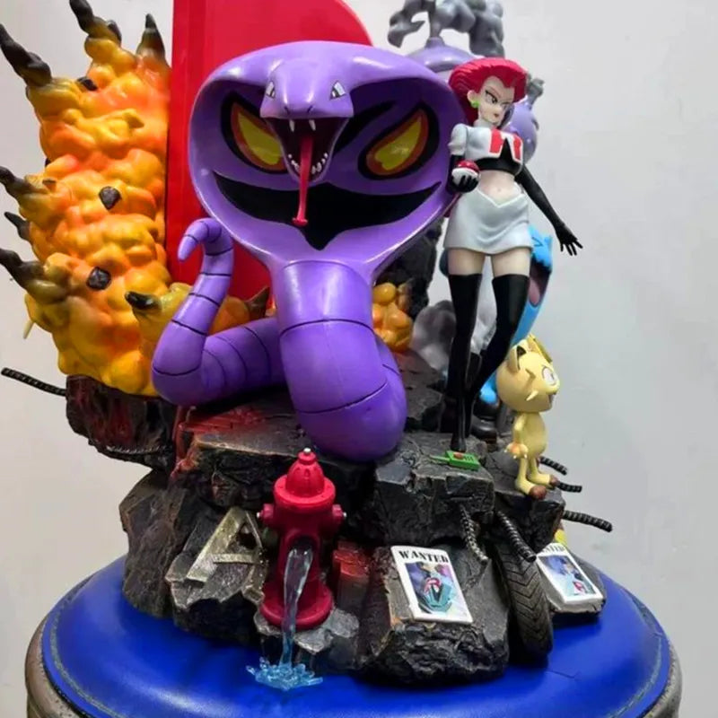Grande statuette Pokémon représentant la Team Rocket avec Jessie, James, Miaouss et leurs Pokémon emblématiques sur un socle thématique détaillé