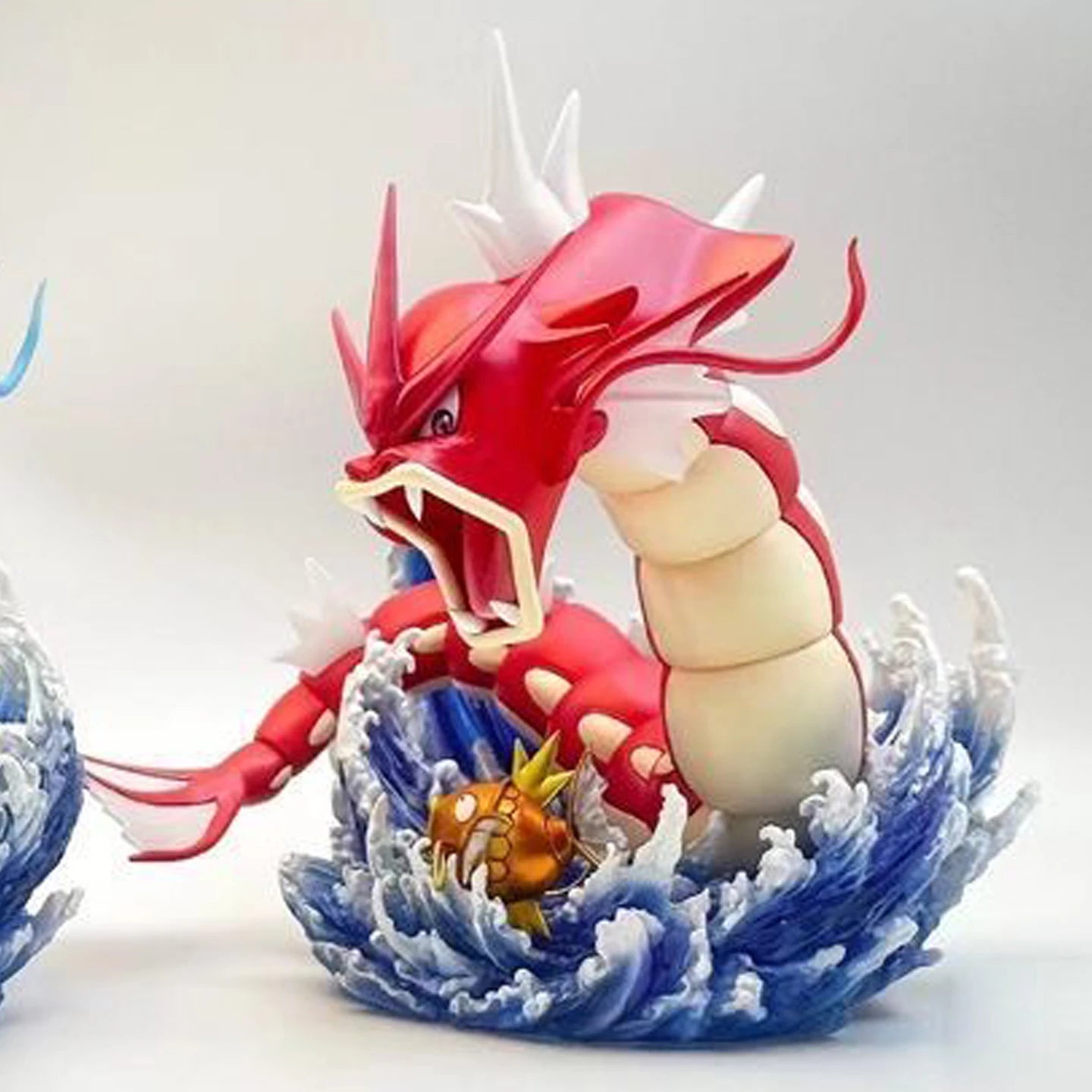 Imposante figurine diorama représentant le redoutable Léviator surgi des eaux.
