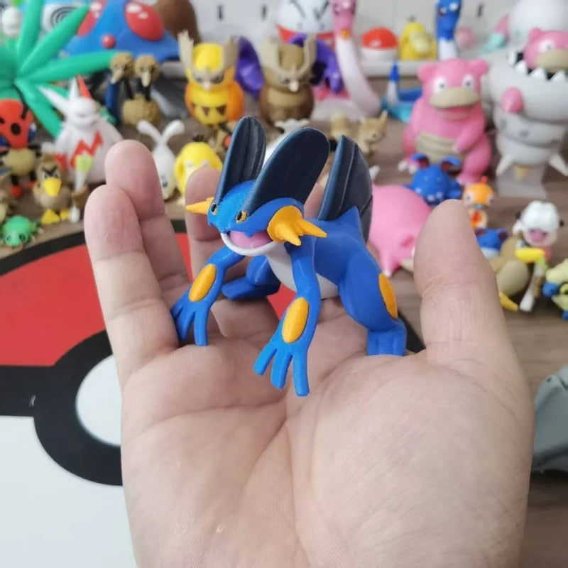 Figurine Pokémon imposante de Méga-Laggron en posture de combat dynamique