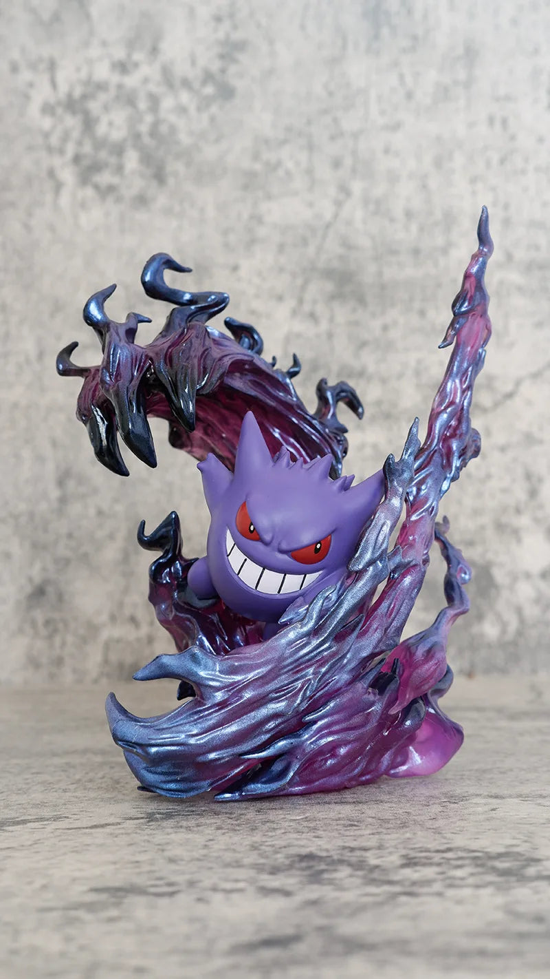Figurine Pokémon dynamique d'Ectoplasma entouré d'une imposante aura d'énergie ténébreuse