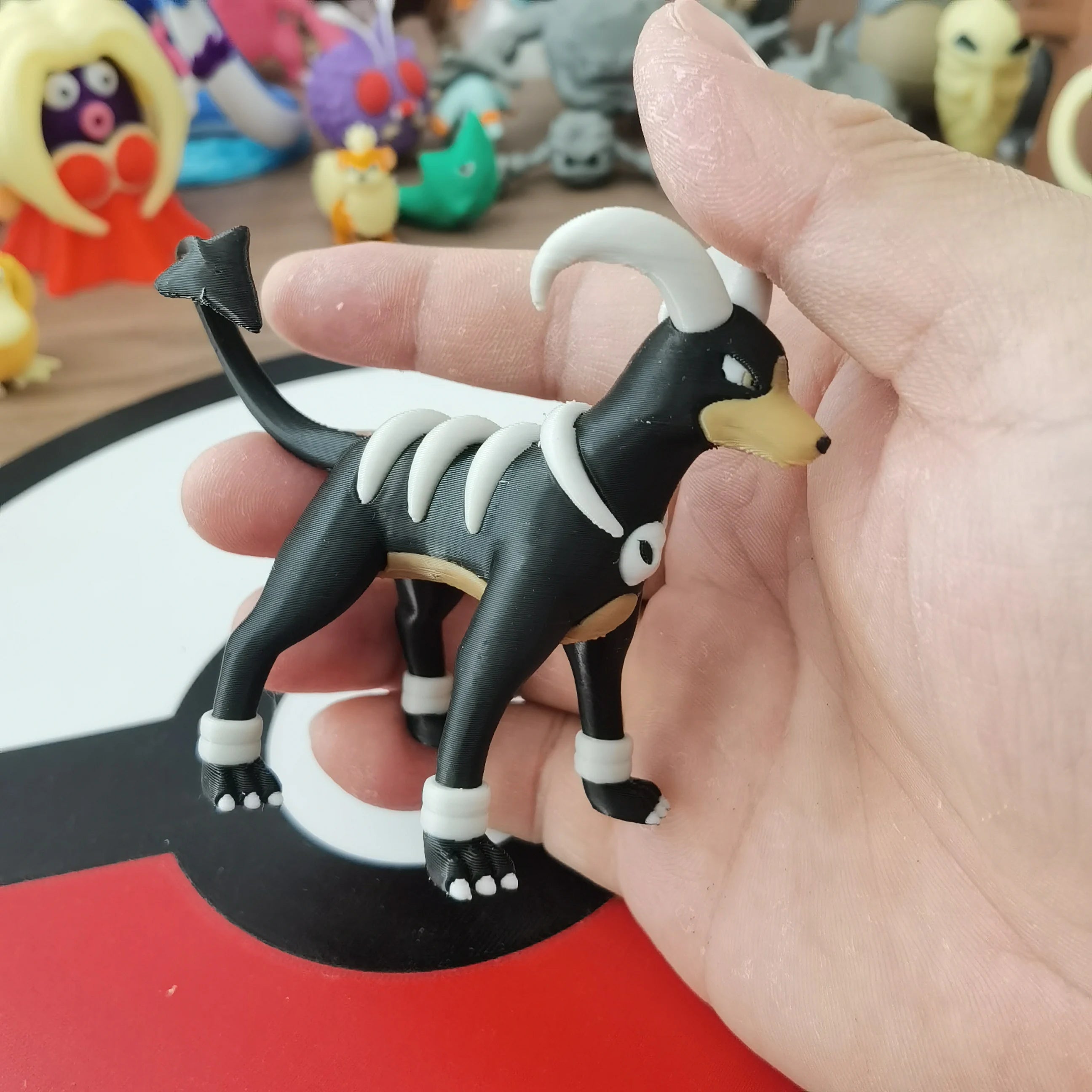 Figurines Pokémon de la ligne évolutive de Malosse, Démolosse et Méga-Démolosse.