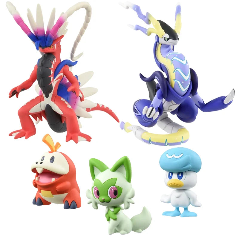 Sélection de figurines Pokémon variées incluant des Pokémon emblématiques, des formes de Teracristal et des dresseurs.