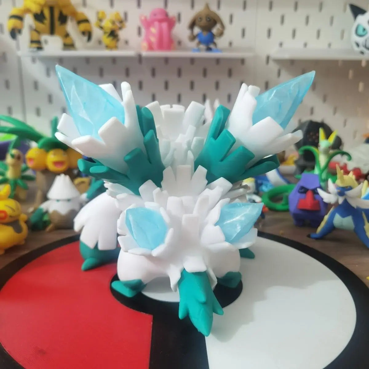 Figurines Pokémon de Blizzi, Blizzaroi et sa forme Méga-Blizzaroi.