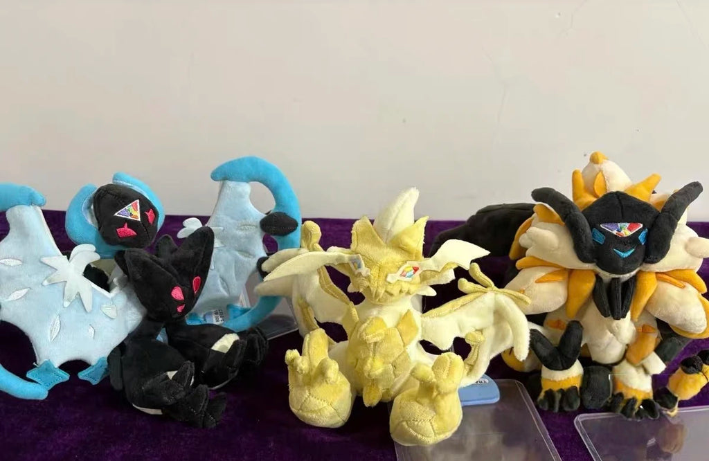 Peluche Pokémon douce de la collection régionale représentant les mystérieuses Ultra-Chimères d'Alola.