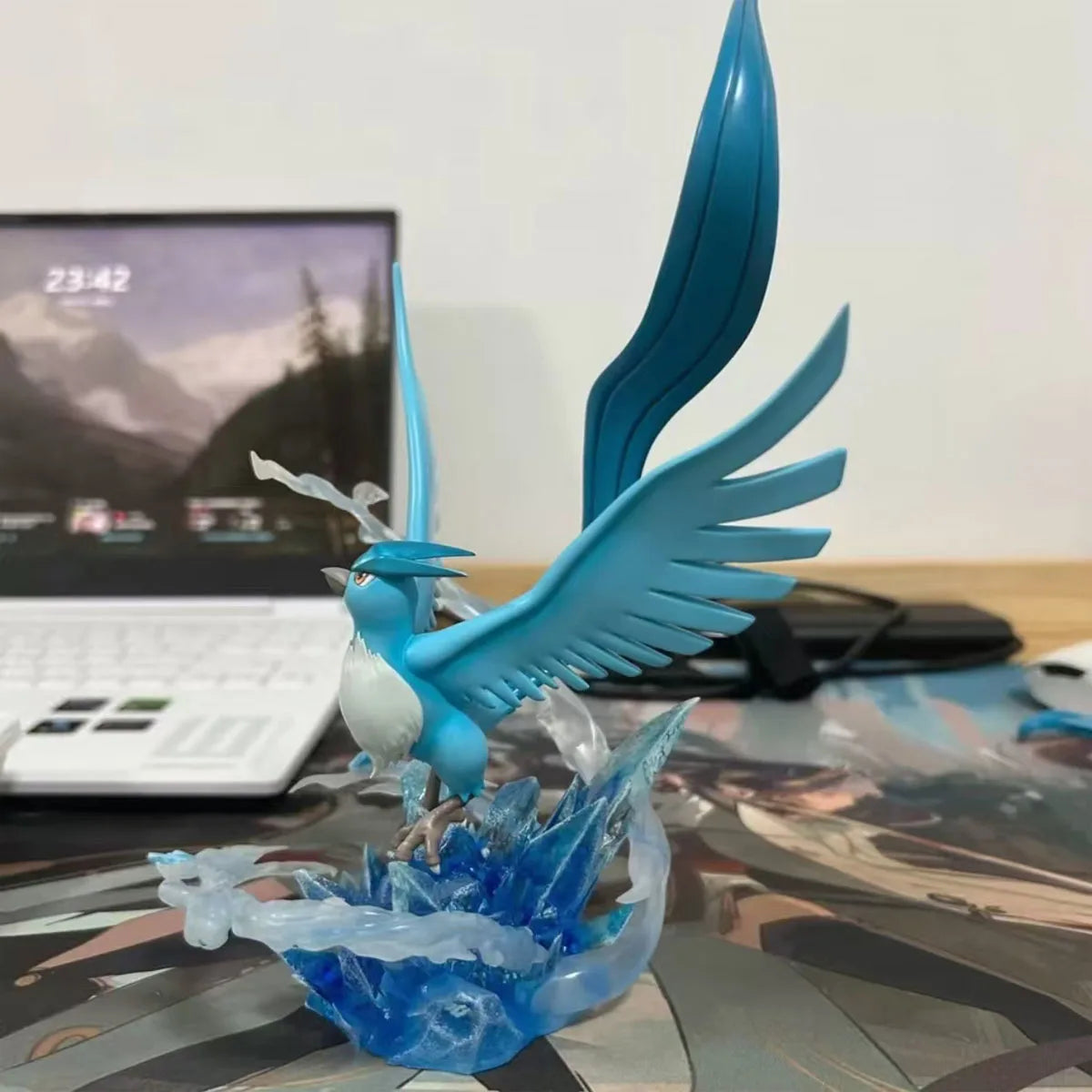 Magnifique statue d'Artikodin survolant un socle de pics de glace et d'effets d'énergie glaciale