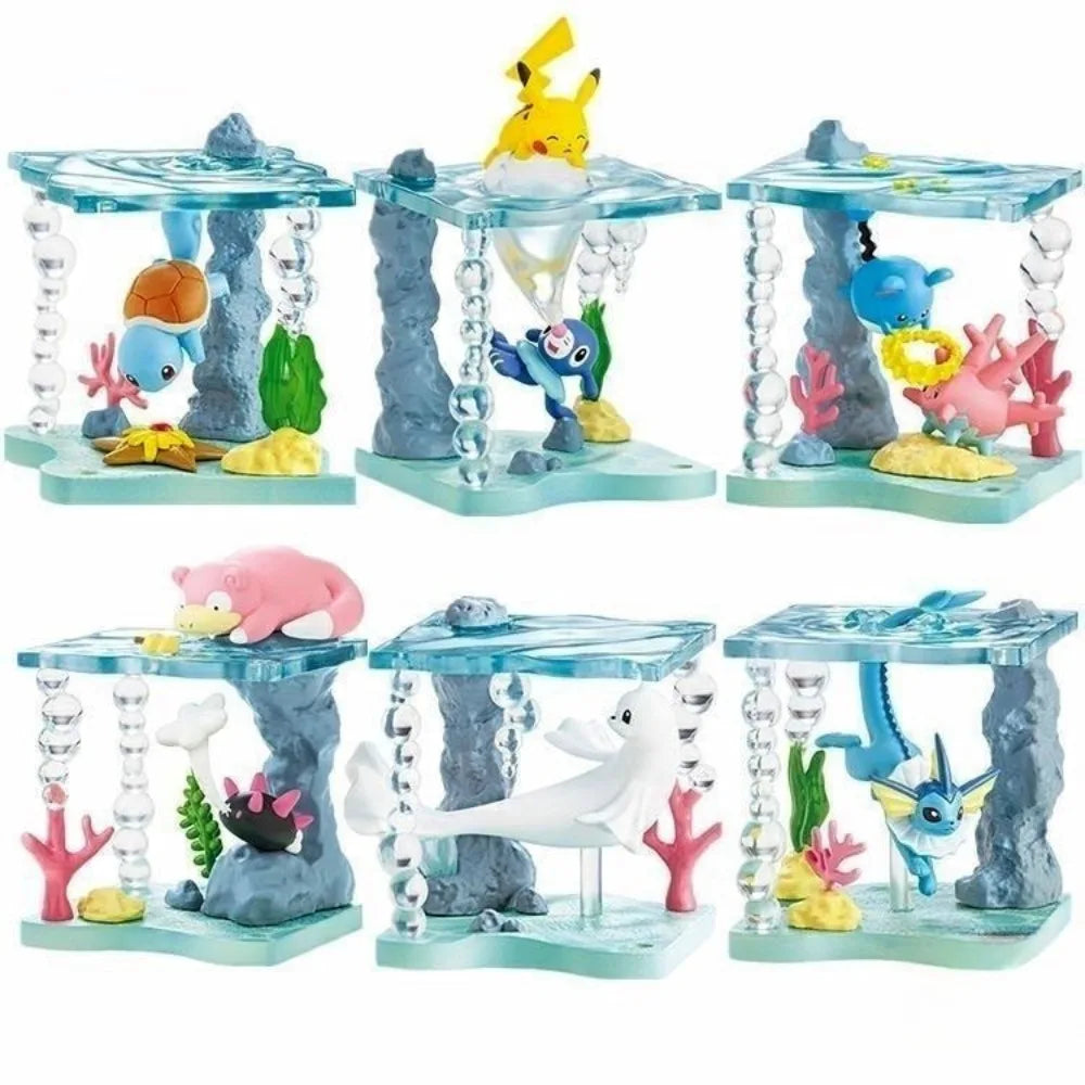 Lot de mini-figurines Pokémon variées présentées sur de petits socles thématiques d'environnement aquatique.