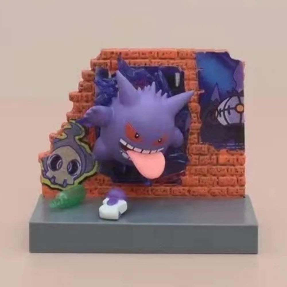 Lot de mini-figurines Pokémon variées présentées sur de petits socles thématiques d'environnement urbain et de ruelle nocturne