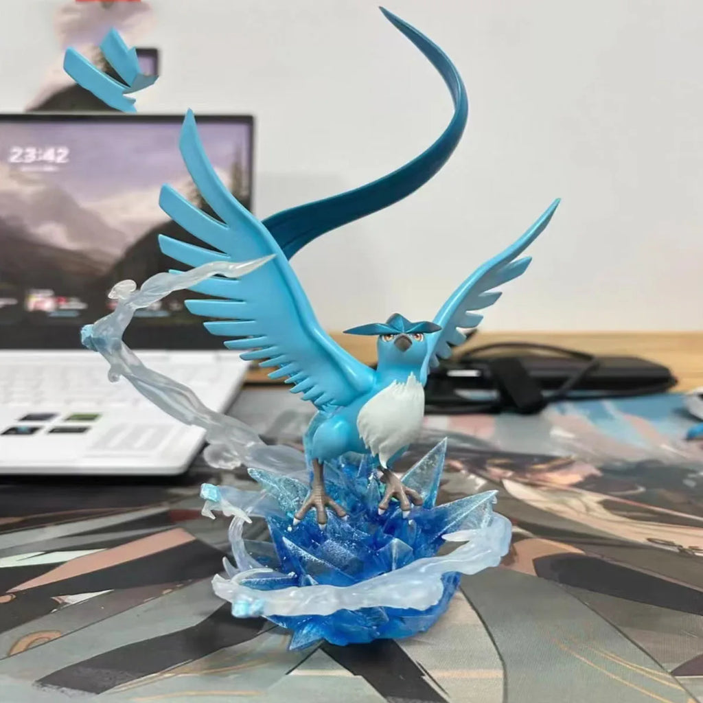 Magnifique statue d'Artikodin survolant un socle de pics de glace et d'effets d'énergie glaciale
