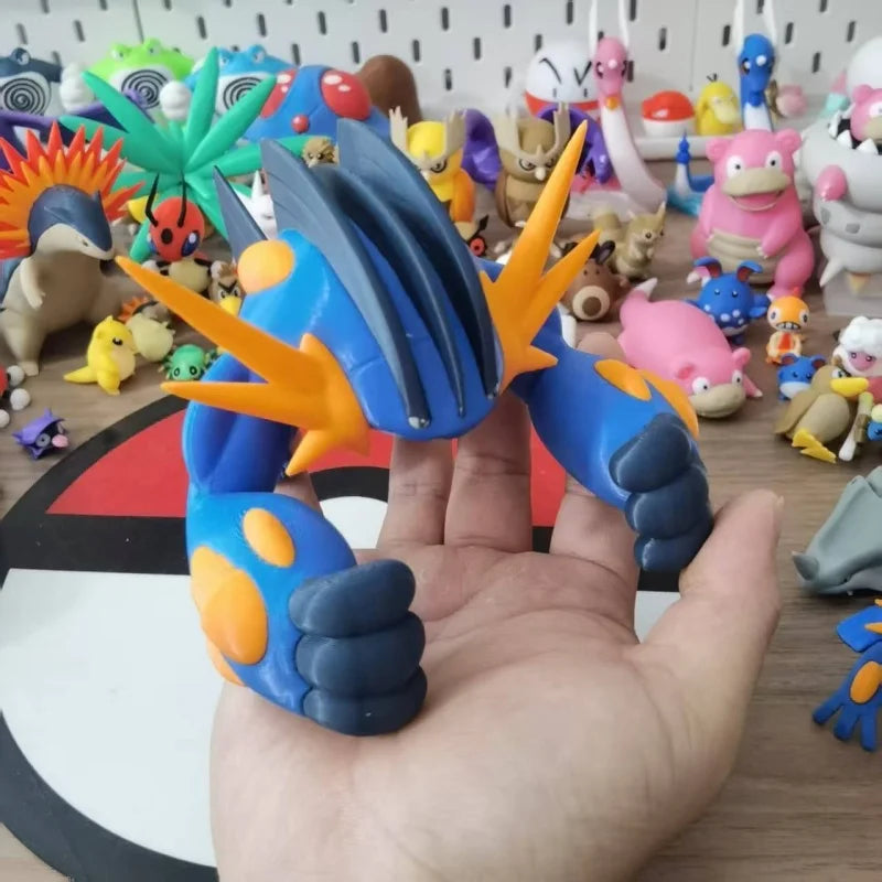 Figurine Pokémon imposante de Méga-Laggron en posture de combat dynamique