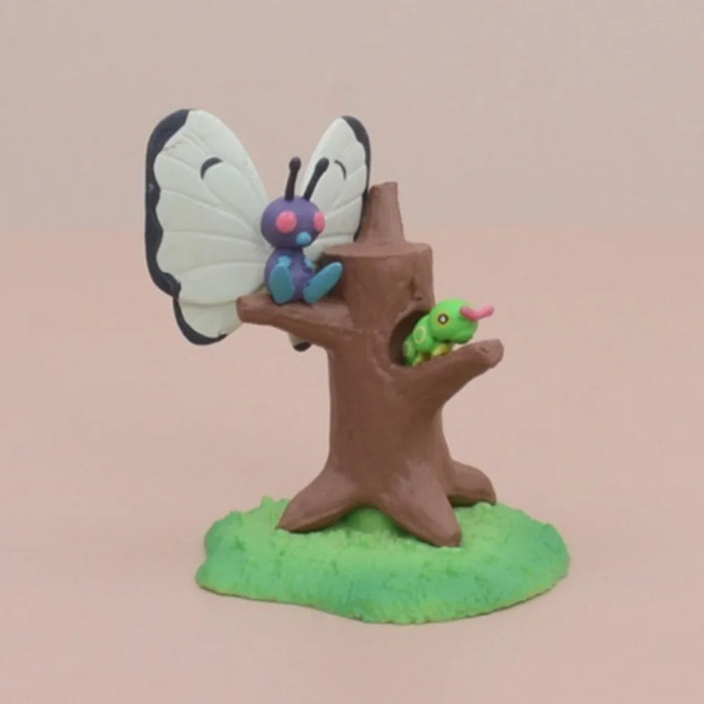 Lot de figurines Pokémon présentées dans des décors naturels variés (rivière, forêt, rochers)