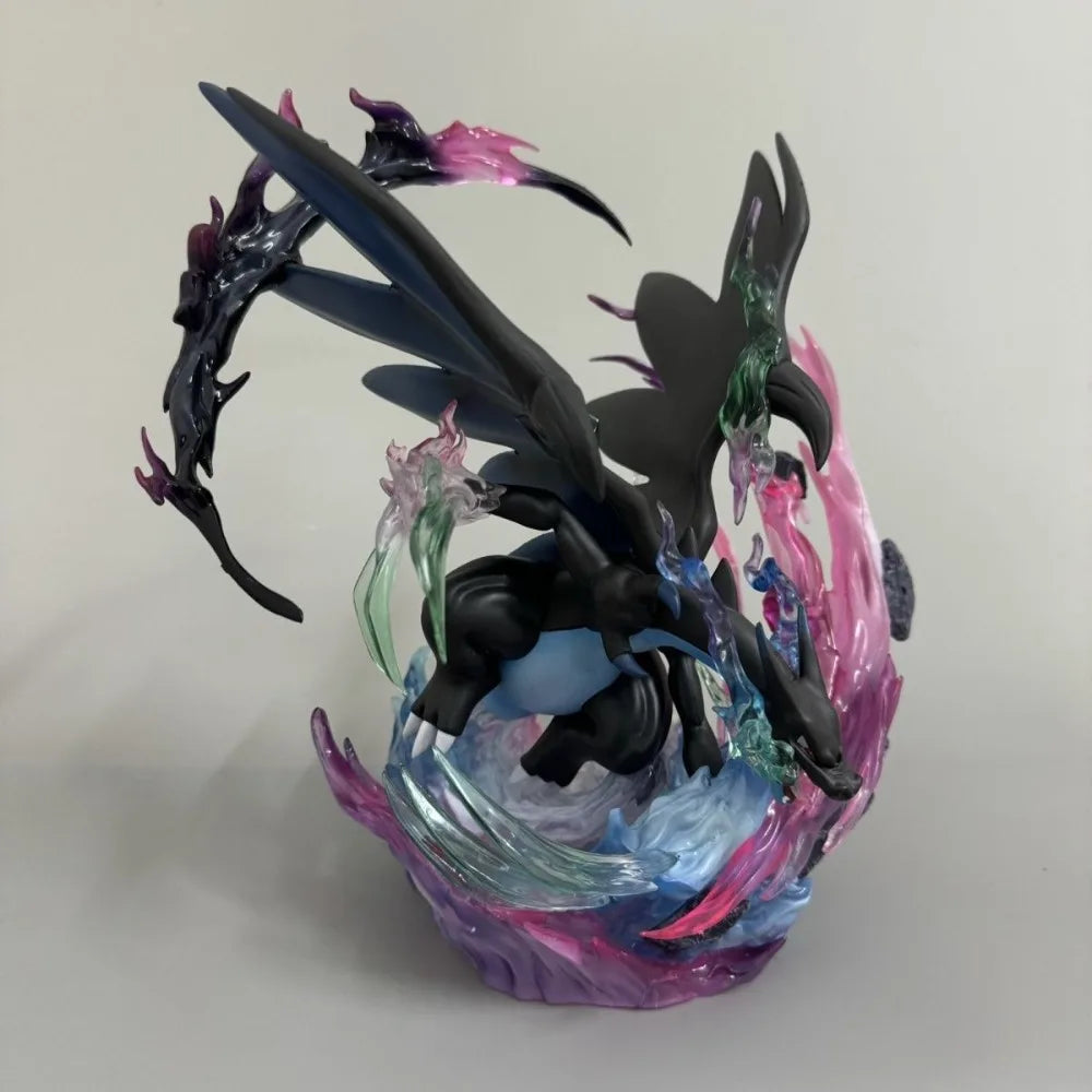 Superbe figurine de Méga-Dracaufeu X entouré de flammes bleues dévastatrices et d'effets d'énergie