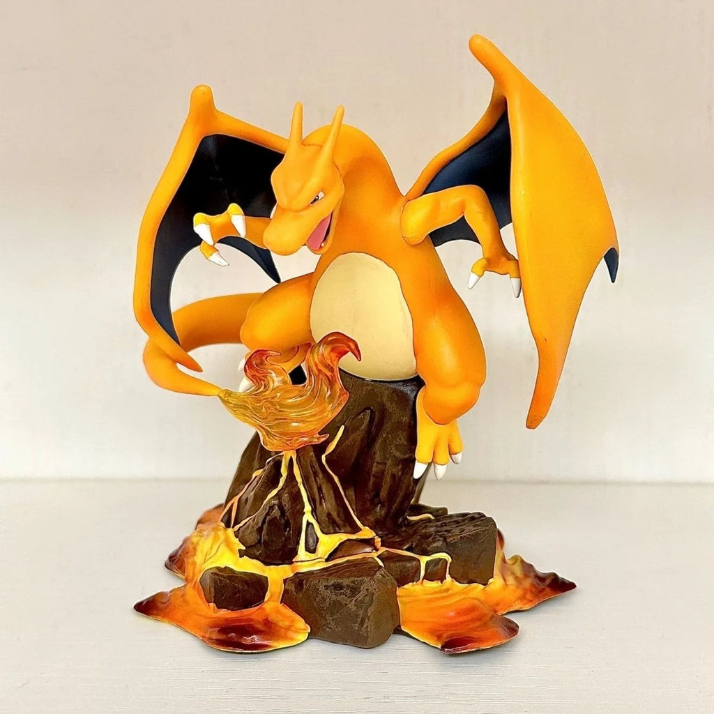 Statuette Pokémon représentant toute la ligne d'évolution de Salamèche à Dracaufeu avec de superbes effets de flammes sur un socle thématique.