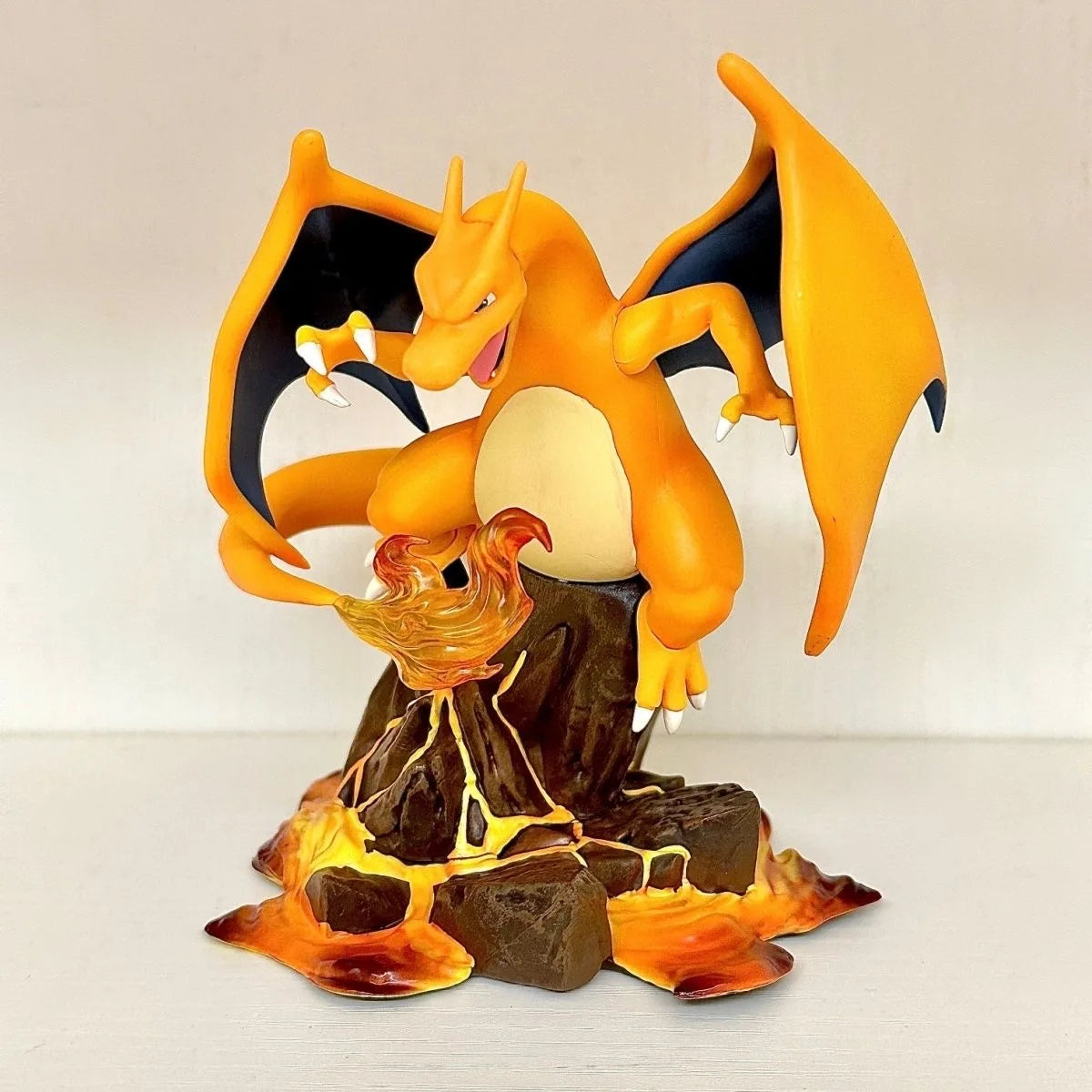 Statuette Pokémon représentant toute la ligne d'évolution de Salamèche à Dracaufeu avec de superbes effets de flammes sur un socle thématique.