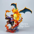 Superbe figurine de collection représentant Dracaufeu aux côtés de son dresseur avec effets de flammes