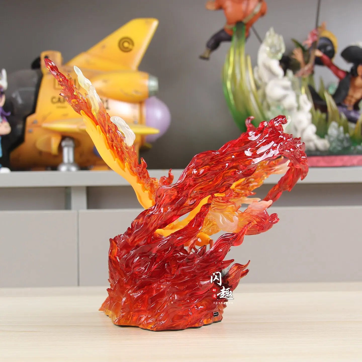 Figurine dynamique de Sulfura s'élevant sur un socle de flammes incandescentes translucides