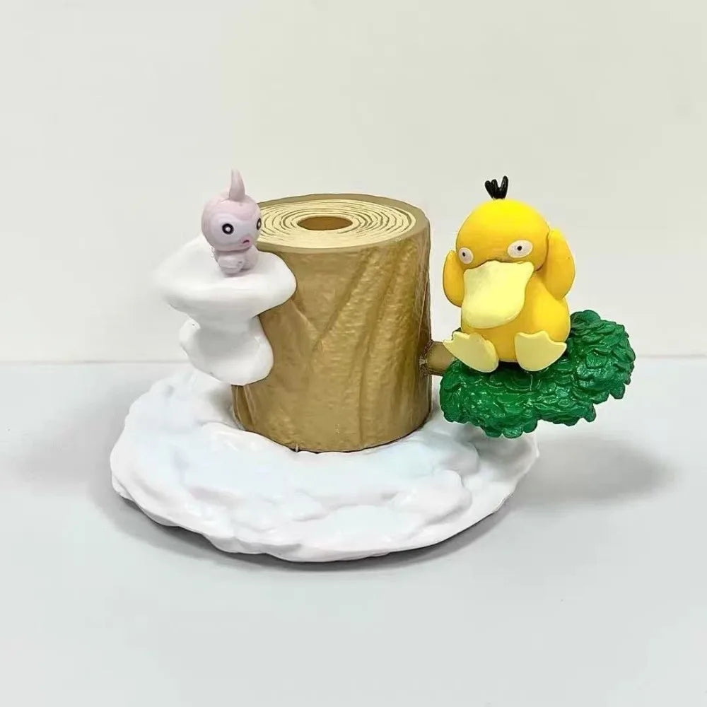 Diorama Pokémon sur le thème de l'hiver représentant un grand arbre décoratif avec plusieurs mini-figurines intégrées sur leurs petits socles thématiques