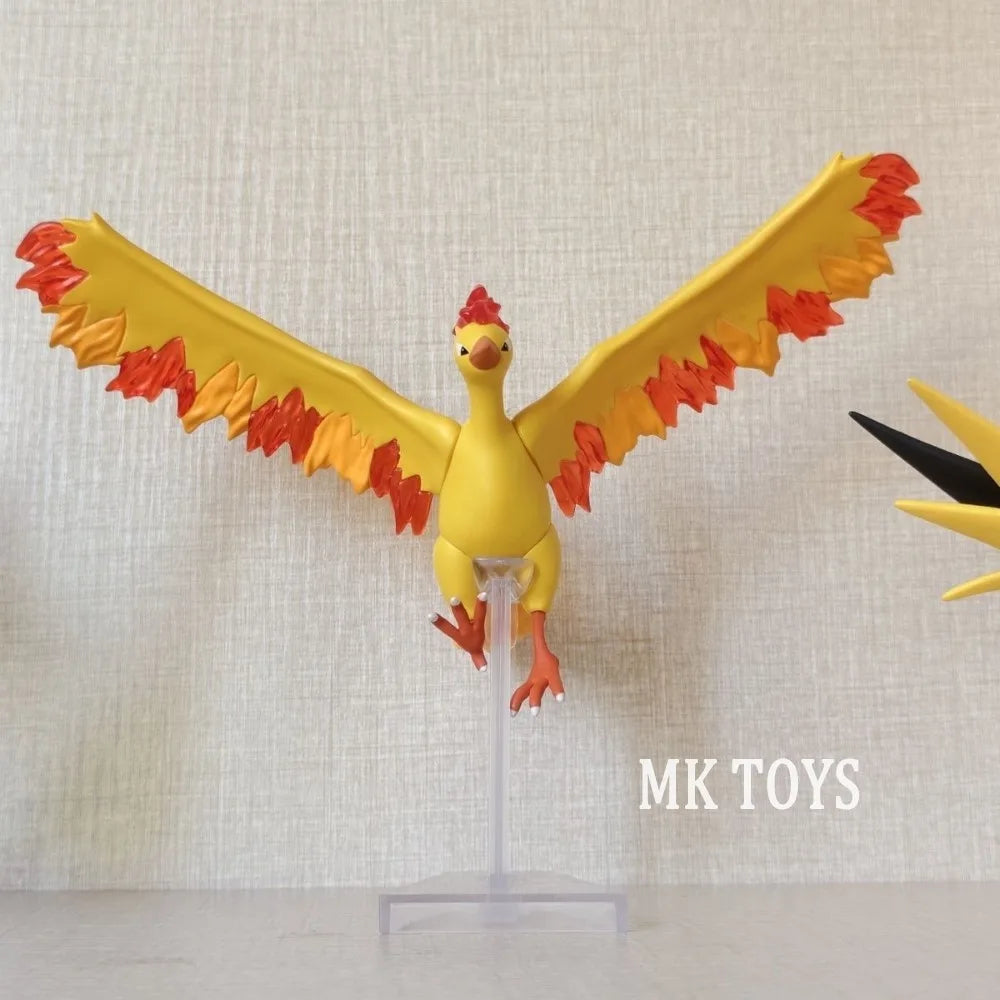 Figurines détaillées des trois oiseaux légendaires originaux de Kanto : Artikodin, Électhor et Sulfura.