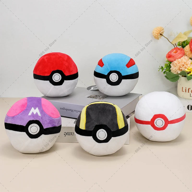 Peluche Pokéball ultra douce déclinée sous plusieurs modèles emblématiques (Super Ball, Hyper Ball, Master Ball, etc.).
