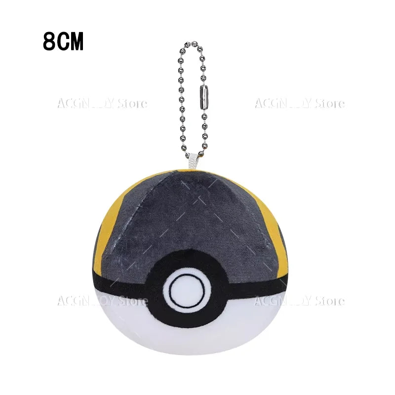 Peluche Pokéball ultra douce déclinée sous plusieurs modèles emblématiques (Super Ball, Hyper Ball, Master Ball, etc.).