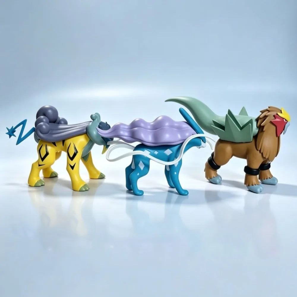 Figurines Pokémon représentant le trio légendaire de la deuxième génération présentés dans une arène de combat.