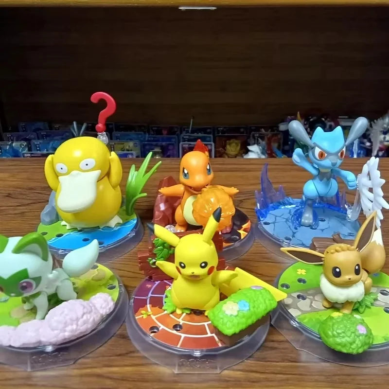 Figurines Pokémon sur socles thématiques représentants divers Pokémon populaires dans leur environnement