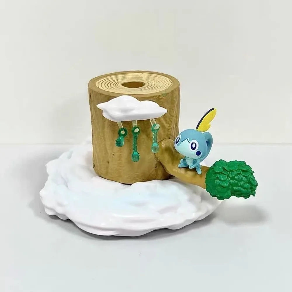 Diorama Pokémon sur le thème de l'hiver représentant un grand arbre décoratif avec plusieurs mini-figurines intégrées sur leurs petits socles thématiques