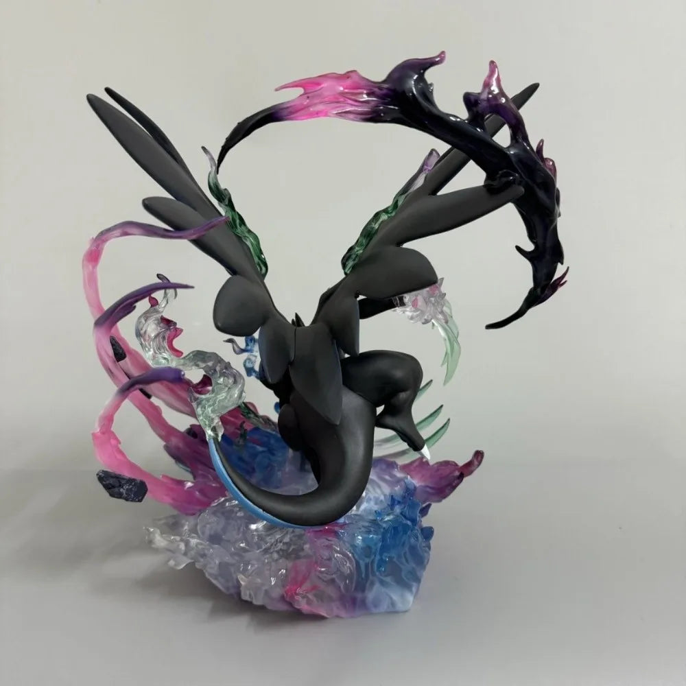 Superbe figurine de Méga-Dracaufeu X entouré de flammes bleues dévastatrices et d'effets d'énergie