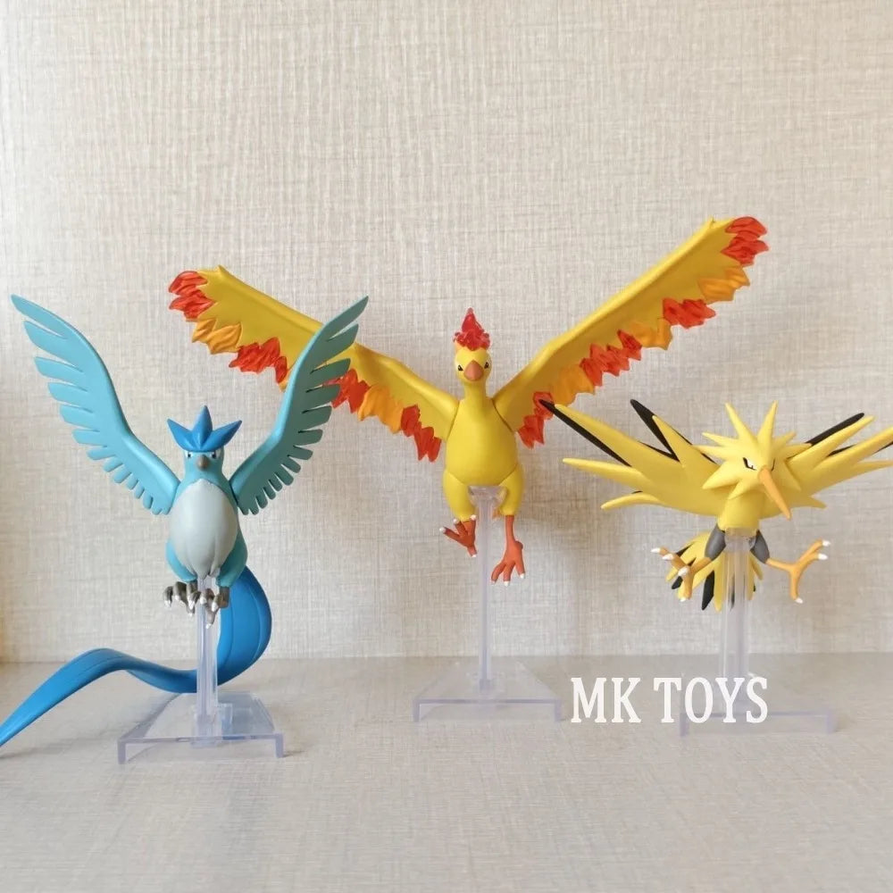 Figurines détaillées des trois oiseaux légendaires originaux de Kanto : Artikodin, Électhor et Sulfura.