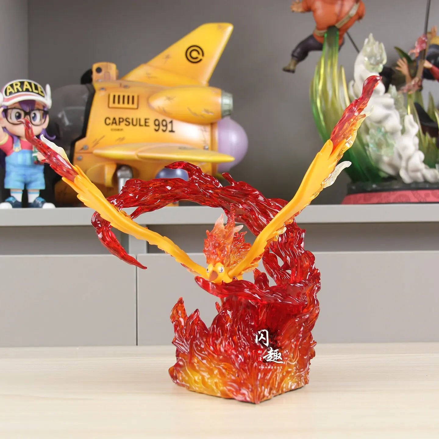 Figurine dynamique de Sulfura s'élevant sur un socle de flammes incandescentes translucides
