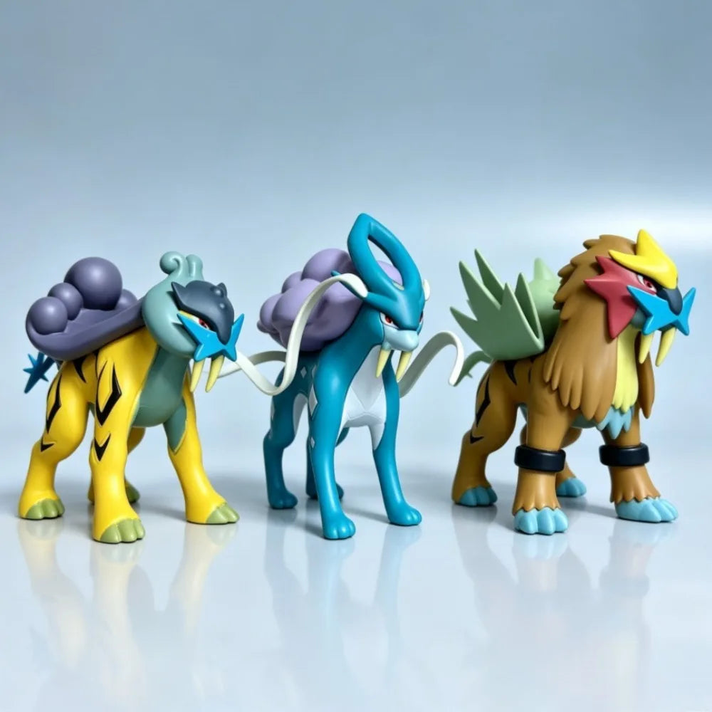 Figurines Pokémon représentant le trio légendaire de la deuxième génération présentés dans une arène de combat.